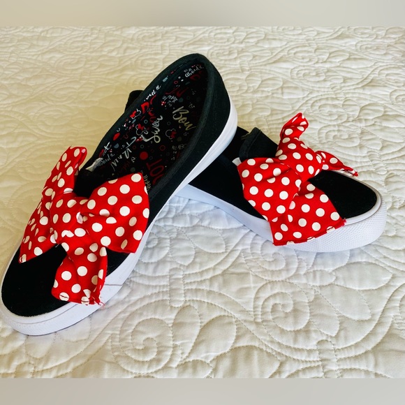 Minnie Mouse “All About The Bows” shoes - Picture 2 of 6